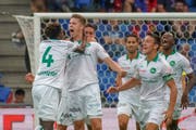 St.Galler Jubel über Cedric Ittens (2.v.l.) Tor zum 1:0 gegen Basel. (Bild: Freshfocus)