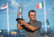 Präsentiert stolz den Siegerpokal: Francesco Molinari. (Bild: Gerry Penny/EPA (Carnoustie, 22. Juli 2018))