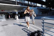 Paulina Sobczyk an ihrem Stammplatz beim Bahnhof Zug. Immer wieder dreht sie sich den Passanten zu. (Bild: Werner Schelbert (Zug, 20. Juli 2018))