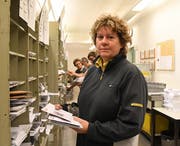Zustellerin und Teamleiterin Esthi Guthöhrlein sortiert Briefe. (Bild: Yvonne Aldrovandi-Schläpfer)