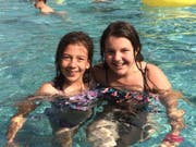 Die Wasserratten Miriam Brunner (links) und Gioia Echser genossen die willkommene Abkühlung. (Bild: PD, Schwarzenegg, Juli 2018)