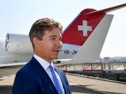 Der Chef der Schweizer Rettungsflugwacht Rega, Ernst Kohler, warnt in einem Interview vor immer mehr Papierkram bei der Rettung von Menschen. (Bild: KEYSTONE/WALTER BIERI)