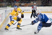 Marco Forrer (links, in der Partie gegen Dinamo Minsk) spielte im Dezember 2016 auch den Spengler Cup für den HC Davos. (Bild: Gian Ehrenzeller/KEY)