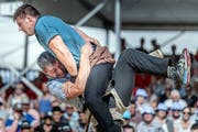 Am St. Galler Kantonalschwingfest in Tübach besiegte Samuel Giger (unten) im Schlussgang Roger Rychen. (Bild: Michel Canonica)