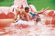 Die Rutscher bewältigen die über 100 Meter lange Bahn mit und ohne Schwimmring. (Bild: Andrea Stalder, August 2017)