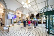 Der neu gestaltete Eingangsbereich der Hauptpost am Bahnhofplatz. Bild: Philipp Schmidli (Luzern, 23. Juli 2018)
