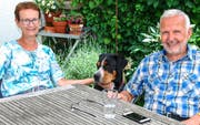 In gemütlicher Runde im Garten des Eigenheims in Fehraltorf. Ehefrau Christina, Hündin Ivy und «Flugzeugbauer» Karl «Charly» Kistler.