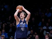 Bleibt Dallas ein weiteres Jahr erhalten: der deutsche Superstar Dirk Nowitzki (Bild: KEYSTONE/AP/FRANK FRANKLIN II)