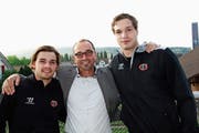 Roger Forrer ist stolz auf seine Söhne Sandro (links) und Marco, die neu in der NLA bei Fribourg-Gottéron spielen. (Bild: Hansruedi Camenisch)