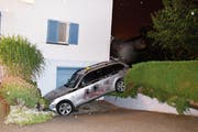 Im Moos Goldach endete die Irrfahrt mit dem gestohlenen Taxi. Das Täterpaar hatte ihre zehnjährige Tochter dabei. (Bild: Kapo SG)