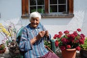 Frida Roth hat noch heute Freude an ihrer Leidenschaft zur Handarbeit. (Bild: Emilie Jörgensen)