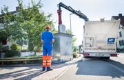 Ein Unterflurcontainer der Stadt Frauenfeld wird geleert. (Bild: Andrea Stalder)