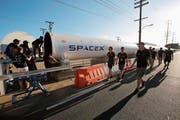 Die Gewinner: Das Team aus München flitzte mit 467 km/h durch die Röhre. (Bild: Damian Dovarganes/AP)