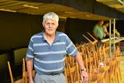 Bruno Bösch und sein Seniorenteam haben die Bauarbeiten im Griff. (Bild: Heini Schwendener)
