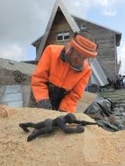 Im August und September 2017 war Hans Gisler bei der Sidelenhütte beim «Schauschnitzen» zu beobachen. (Bild: PD, Realp, 20. August 2017)