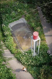 Ein Fass auf dem Sockel: Der plätschernde «Wasserturm» des Künstlers Roman Signer am Oberen Graben. (Bild: Ralph Ribi)