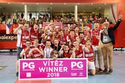 Das Siegerteam B14 red von Zug united zusammen mit dem Schweizer Botschafter Dominik Furgler. (Bild: PD, Prag, 14. Juli 2018)