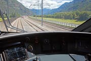 Neben den Gleisen dürfen aus Sicherheitsgründen keine Pflanzen wachsen. (Bild: SBB (Erstfeld, 14. August 2017))