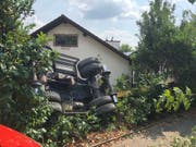 Ein in Wohlen AG bei Gleisbauarbeiten eingesetzter Bagger kippte um und landete in einem Garten. (Bild: Handout Kantonspolizei Aargau)