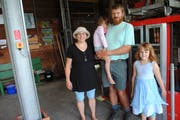 Anita und Max Wyrsch-Gwerder mit ihren beiden Töchtern Luzia (auf dem Arm) und Jasmin vor der Luftseilbahn Nechimatt-Diegisbalm. (Bilder: Rosmarie Berlinger, Diegisbalm, 17. Juli 2018)