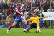 Ein Bild aus seiner letzten Saison als Aktiver: Scott Chipperfield (links) im Cupspiel gegen den FC Eschenbach im Herbst 2011. (Bild: Philipp Schmidli (Eschenbach, 17. September 2011))