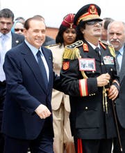 Silvio Belusconi und der libysche Diktator Muammar al-Gaddafi 2010 in Rom. (Bild: Andrew Medichini/AP (Rom, 10. Juni 2009))