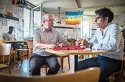 Im Flüchtlingscafé läuft momentan wenig: Vereinspräsident Karl Kohli, Vorstandsmitglied Usama Al Shahmani. (Bild: Andrea Stalder)