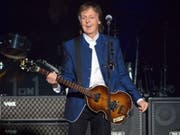 Der Ex-Beatle Sir Paul McCartney ist in den Londoner Abbey Road Studios vor ausgewählten Fans und Stars aufgetreten - dort, wo er vor Jahrzehnten legendäre Aufnahmen mit den Beatles eingespielt hatte. (Bild: KEYSTONE/FR1140 AP/SCOTT AUDETTE)