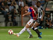 Schütze des wichtigen Auswärtstores: Basels Albian Ajeti (li.) setzt sich gegen Salonikis Vieirinha durch (Bild: KEYSTONE/GEORGIOS KEFALAS)