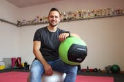 Yanik Gereon in seinem Sportstudio in Bürglen. An der Wand die vielen Pokale und Medaillen. (Bild: Hannelore Bruderer)