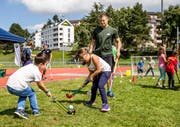 Kinder spielen am Tag der Luzerner Sportvereine Landhockey auf der Allmend in Luzern. (Bild: Philipp Schmidli, 3. September 2017)