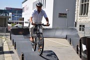 Die Stadt Wil will in Sachen Energiepolitik eine Vorbildfunktion einnehmen. Stadtrat Daniel Stutz geht mit gutem Beispiel voran und absolviert den Pumptrack, welcher den Schülern auf spielerische Weise die Vorzüge des Velofahrens näherbringen soll. (Bilder: Gianni Amstutz)