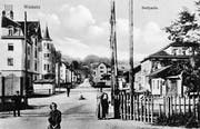 Der Bahnübergang im «Dorf» Winkeln zwischen 1912 und 1917 mit Blick von Norden nach Süden. Rechts das Restaurant Eidgenössisches Kreuz.