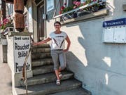 Ursi Lüthi vor dem Restaurant Linde, in dem sie noch bis kommenden Freitag wirtet. (Bild: Kurt Lichtensteiger)
