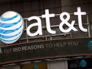 Der US-Telekomkonzern AT&T hat zwar im abgelaufenen Geschäftsquartal deutlich mehr verdient - die Einnahmen gingen hingegen leicht zurück. (Bild: KEYSTONE/AP/MARK LENNIHAN)
