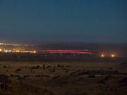 Israel beobachtet heftige Kämpfe im Süden Syriens mit Sorge. Ein Vorrücken pro-iranischer Kräfte bis an die Grenzlinie auf dem Golan soll verhindert werden. (Bild: Blick von Israel aus auf Kämpfe zwischen der syrischen Armee und Rebellen bei der syrischen Stadt Kuneitra auf dem Golan, August 2016) (Bild: KEYSTONE/EPA/ATEF SAFADI)