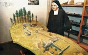 Überreste des Pannereggklosters: Oberin Schwester Andrea zeigte vor zehn Jahren das Modell. (Bild: PD)