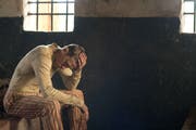 Einsamkeit und Alleinsein sind grundverschieden: Charlie Hunnam in der Rolle als Papillon. (Bild: Pathé Films)