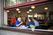 Der pensionierte Luzerner Arzt Frank Achermann (links) bespricht mit zwei Patienten in einem Café in Zürich die Akten. Dieses kostenlose Angebot gibt es ab Oktober auch in Luzern. (Bild: Roger Grütter; Zürich, 23. Juli 2018)
