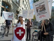 Die Befürworter der Abschaffung der Pauschalsteuer weibelten vergebens: im November 2014 bestätigte das Stimmvolk die umstrittene Praxis. Allerdings zahlen Pauschalbesteuerte ab 2021 mehr. (Bild: KEYSTONE/LUKAS LEHMANN)
