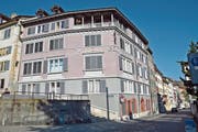 Das stattliche «Chamhaus» in Zürich an der Ecke Untere Zäune/Hirschengraben ist nach Bernhard von Cham (1508-1571) benannt. Der Sprössling einer angesehenen Familie hat es weit gebracht. (Bild: Andreas Faessler (12. Juli 2018))