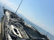 Das Feuer breitete sich vom Bug auf das ganze Schiff aus - es wurde völlig zerstört. Die beiden Bootinsassen wurden mit Verbrennungen in Spital eingeliefert.