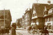 Eine Szene zwischen 1910 und 1920 auf der Zürcher Strasse in der Lachen. Interessant ist der Mix an Verkehrsmitteln: Neben einem Fuhrwerk und dem Tram sind vor allem Fussgängerinnen und Fussgänger unterwegs. Rechts ist das Restaurant Schönbrunn zu erkennen. Es wurde 1951 abgebrochen und durch das Haus ersetzt, in dem heute die Migros Lachen untergebracht ist. (Bilder: Stadtarchiv der Ortsbürgergemeinde St.Gallen)