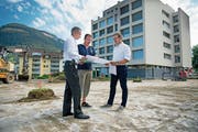 Spitaldirektor Urs Baumberger (links), Projektleiter Lucas Wagner und Christoph Gander (Vorsteher kantonales Hochbauamt) besprechen die Pläne für die neuen Parkplätze. (Bild: Corinne Glanzmann (Stans, 24. Juli 2018))