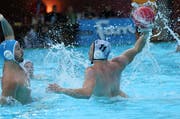 Kreuzlingens Robin Pleyer (rechts, gegen Luganos Dusan Radivojevic) erzielte im dritten Finalspiel zwei Treffer, konnte die Niederlage seines Teams aber auch nicht verhindern. (Bild: Mario Gaccioli/Kreuzlingen, 21. Juli 2018)