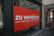Wie findet man schnell einen Nachmieter? Mit Lenkungsabgaben für Hauseigentümer nicht, finden die St. Galler Jungfreisinnigen. Sie fordern stattdessen zum Dialog mit den Ladenbesitzern auf. (Bild: Reto Voneschen)