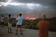 Die verheerenden Waldbrände in Griechenland wüten vor allem im Umkreis von Athen weiter. (Angelos Tzortzinis/AFP, Rafina, 23. Juli 2018)