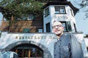 Der Küchenchef und Geschäftsführer Daniel Kulmer hat viele Ideen fürs Restaurant Bahnhof. (Bild: Werner Schelbert (Cham, 20. Juli 2018))
