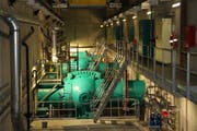 Die wie gigantische Wasserhähne anmutenden Kugelschieber sind für die Regulierung der Wassermenge verantwortlich (Bild: Remo Infanger, Amsteg, 23. Juli 2018).