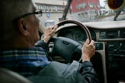 Die bevorstehende Erhöhung der ersten ärztlichen Kontrolluntersuchung der Fahreignung von Senioren auf 75 Jahre ist auch in der W&O-Region umstritten. (Bild: Ralph Ribi)
